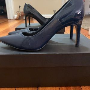 Tahari Peyton Pumps New with box Size 6M Navy Blue